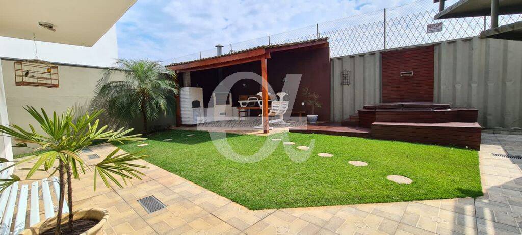 Casa à venda com 4 quartos, 291m² - Foto 2